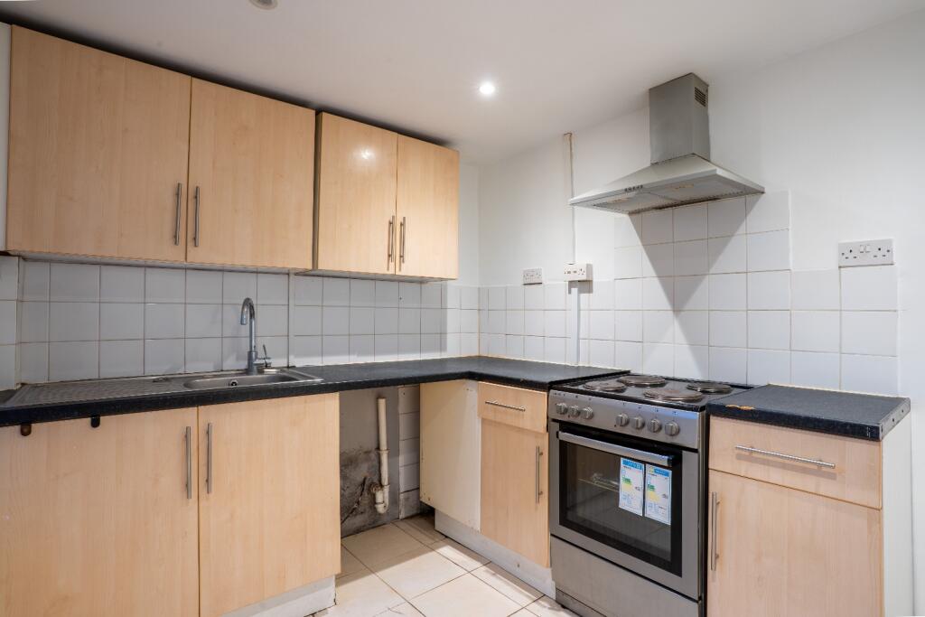 House in Gravesham, Kings Farm - More