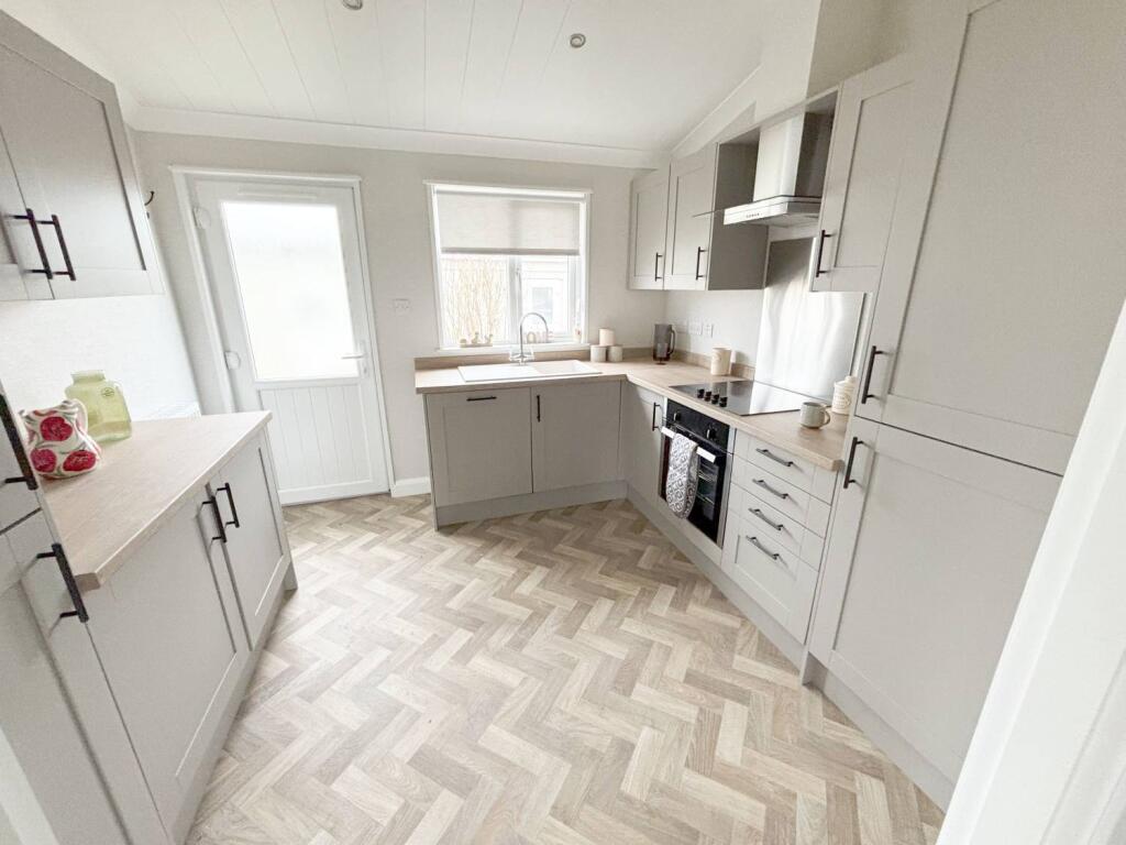 Chickerell, Weymouth, DT3 4AA photo 2
