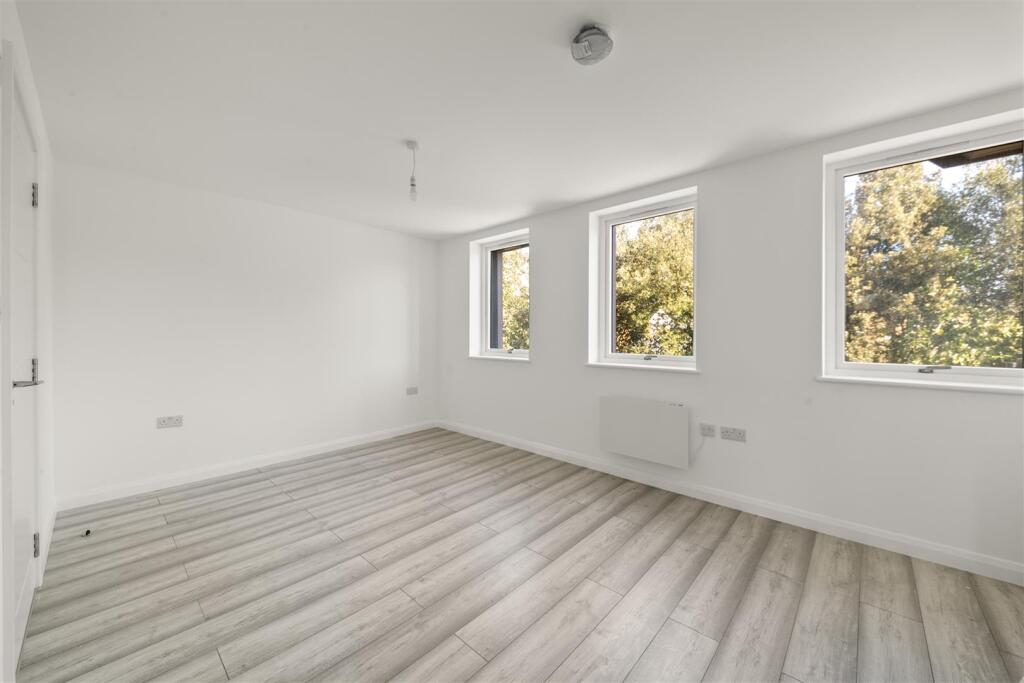 Apartment in Runnymede, Callow Hill - View 6