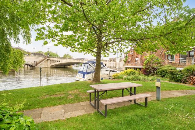 2-bed flat on Riverside Court, Caversham, Reading, £350,000