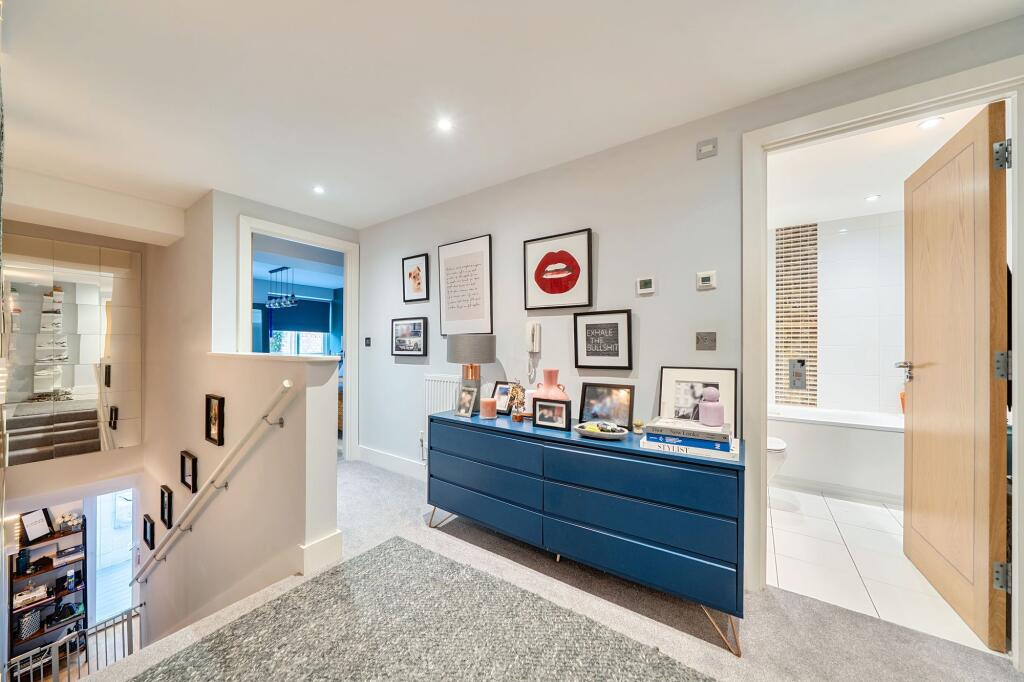 Apartment in London, Royal Borough of Kingston upon Thames - View 3