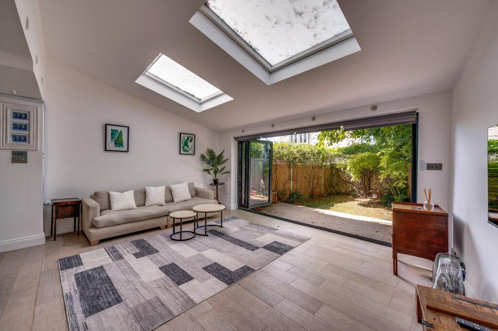 Apartment in London - More