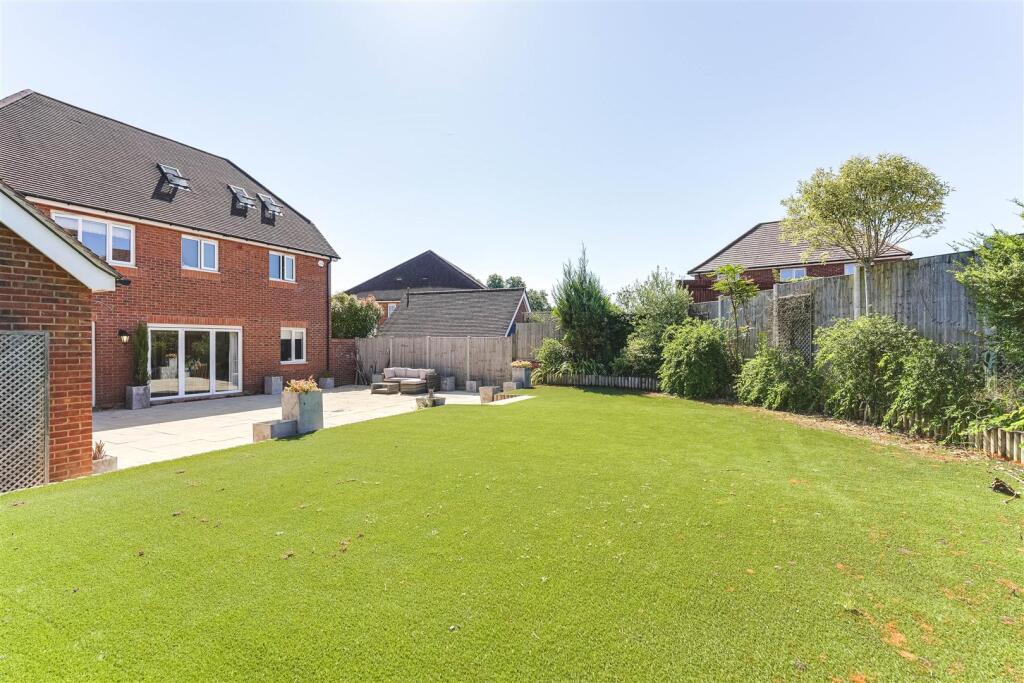 Clayton Drive, Buntingford photo 2