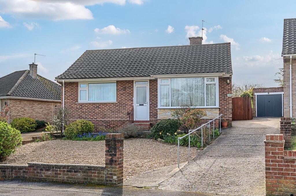 3-bed detached on Tuscan Walk, Peverells Wood, Chandler's Ford, £450,000
