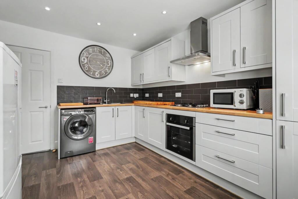 First Floor Flat, 62 Lyndhurst Road - View 5