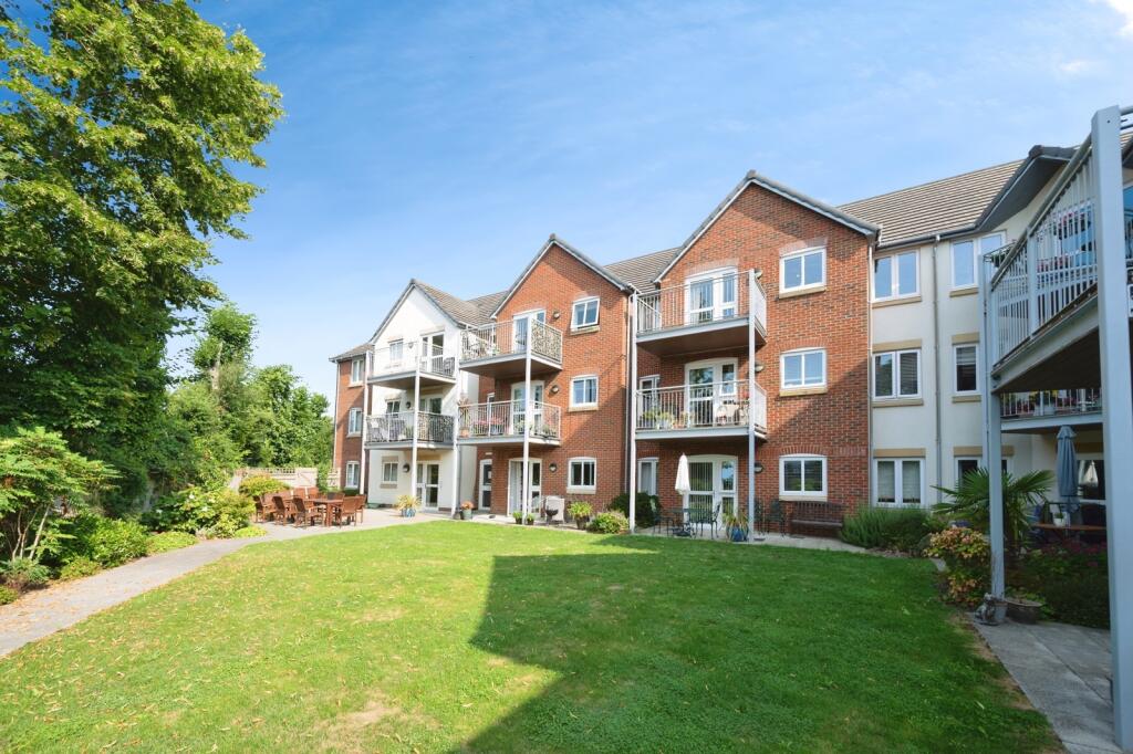 1-bed flat on St. Marys Road, Hayling Island, Hampshire, PO11, £150,000