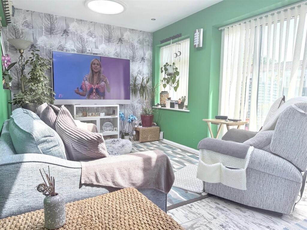 House in Milton Keynes, Stacey Bushes, Wolverton and Greenleys - View 4