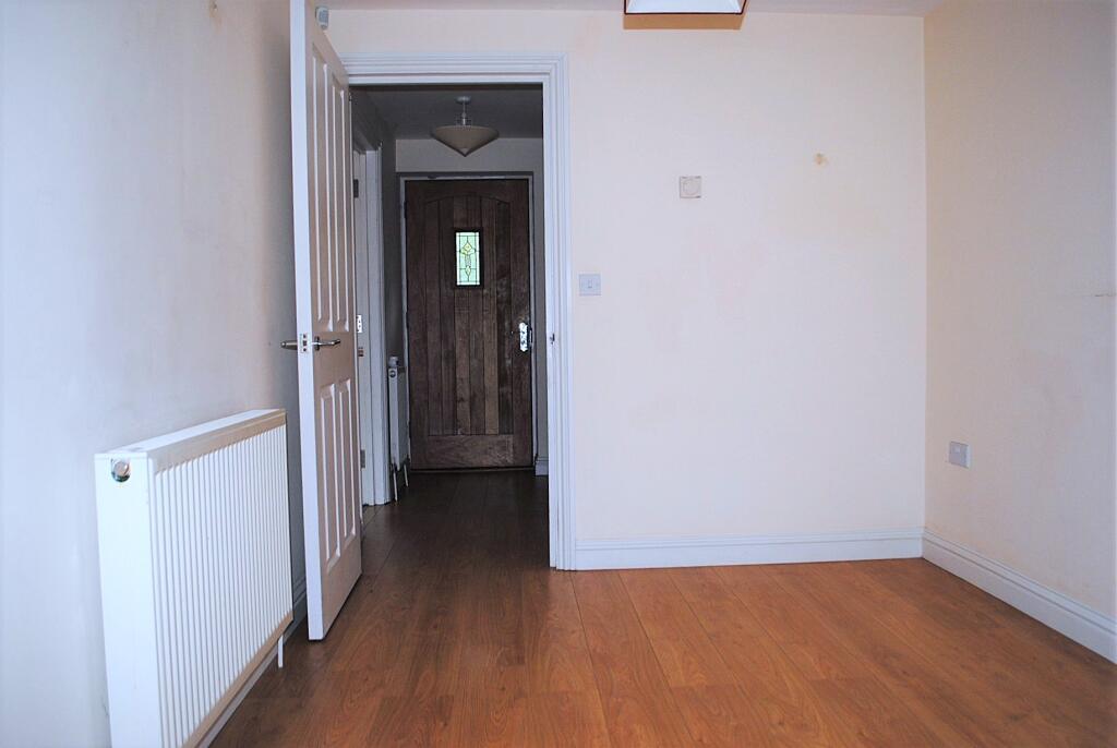 *** 3 Bedroom Family Home Available Vacant Now With No Chain *** photo 4