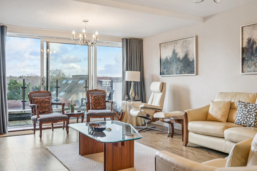 Apartment in Tatling End, Gerrards Cross - More