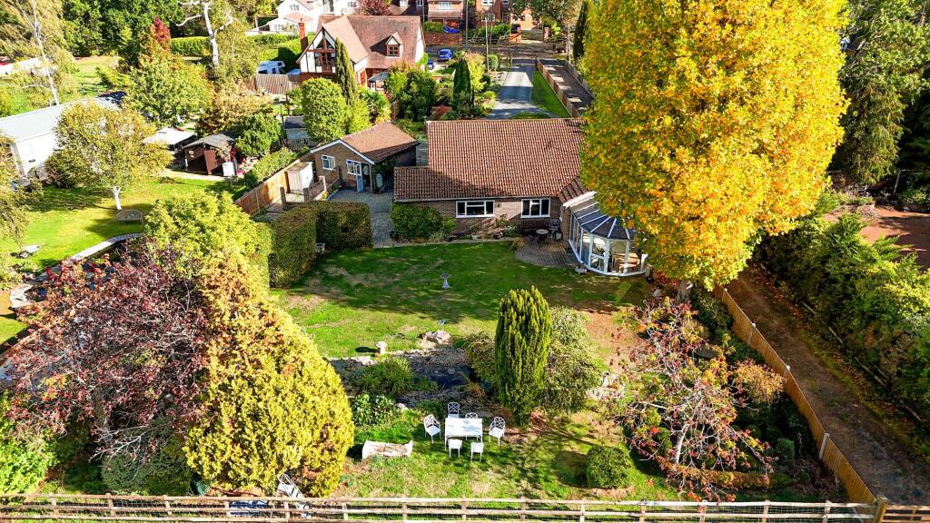 Nash Grove Lane, Finchampstead, RG40 photo 4