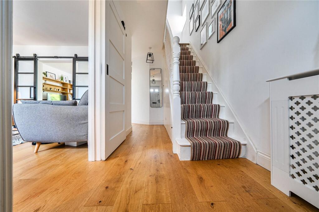 Edward Road, Farnham, Surrey, GU9 photo 4