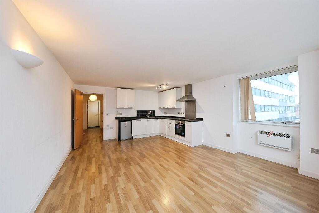 Apartment in Nottingham, Nottinghamshire - View 4