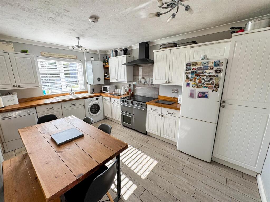 House in Northampton, North Northamptonshire - View 2