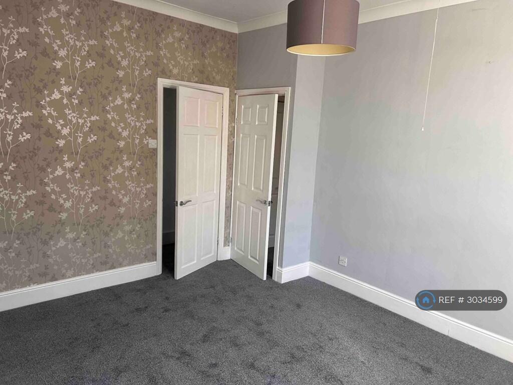 House in Halifax, Hullenedge, Greetland - View 4