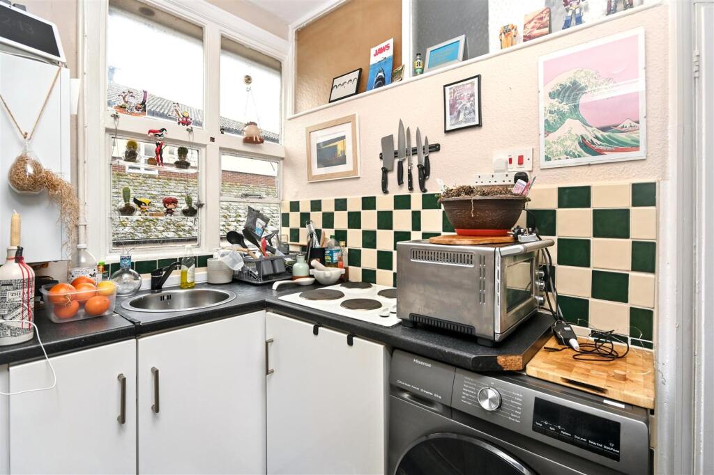 Apartment in Eastbourne, East Sussex - View 3
