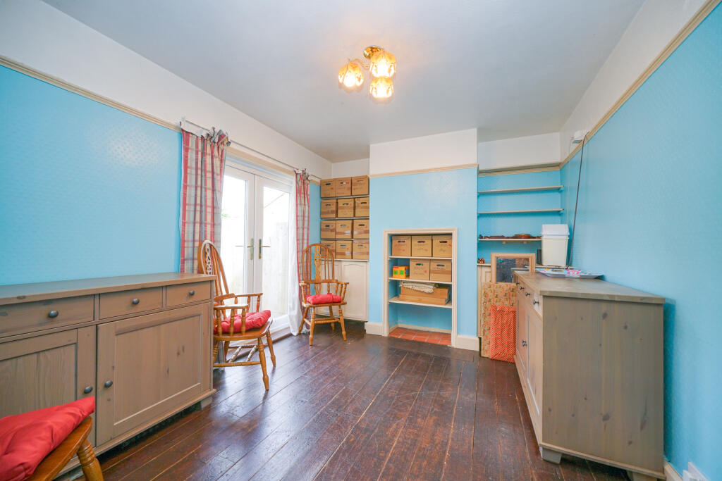 House in Eaton Bray, Central Bedfordshire - More