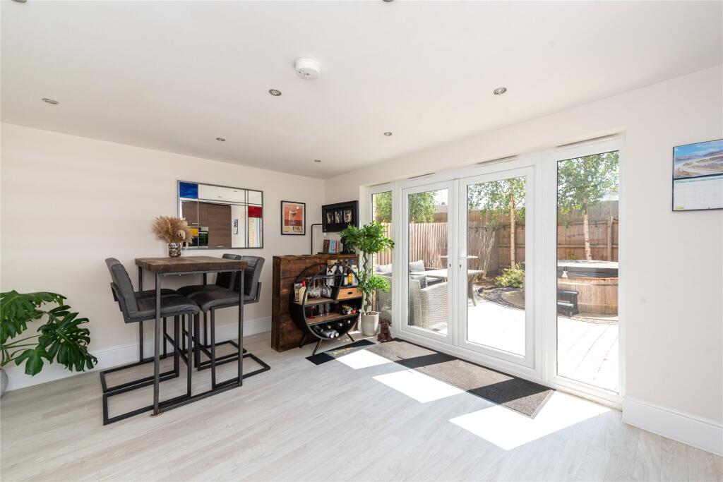 Salmons Yard, Newport Pagnell, Buckinghamshire, MK16 photo 4