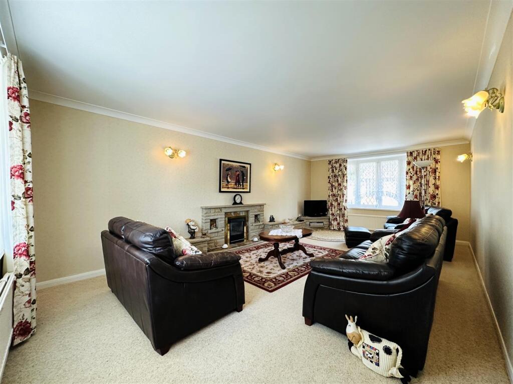 House in Selby, Camblesforth - More