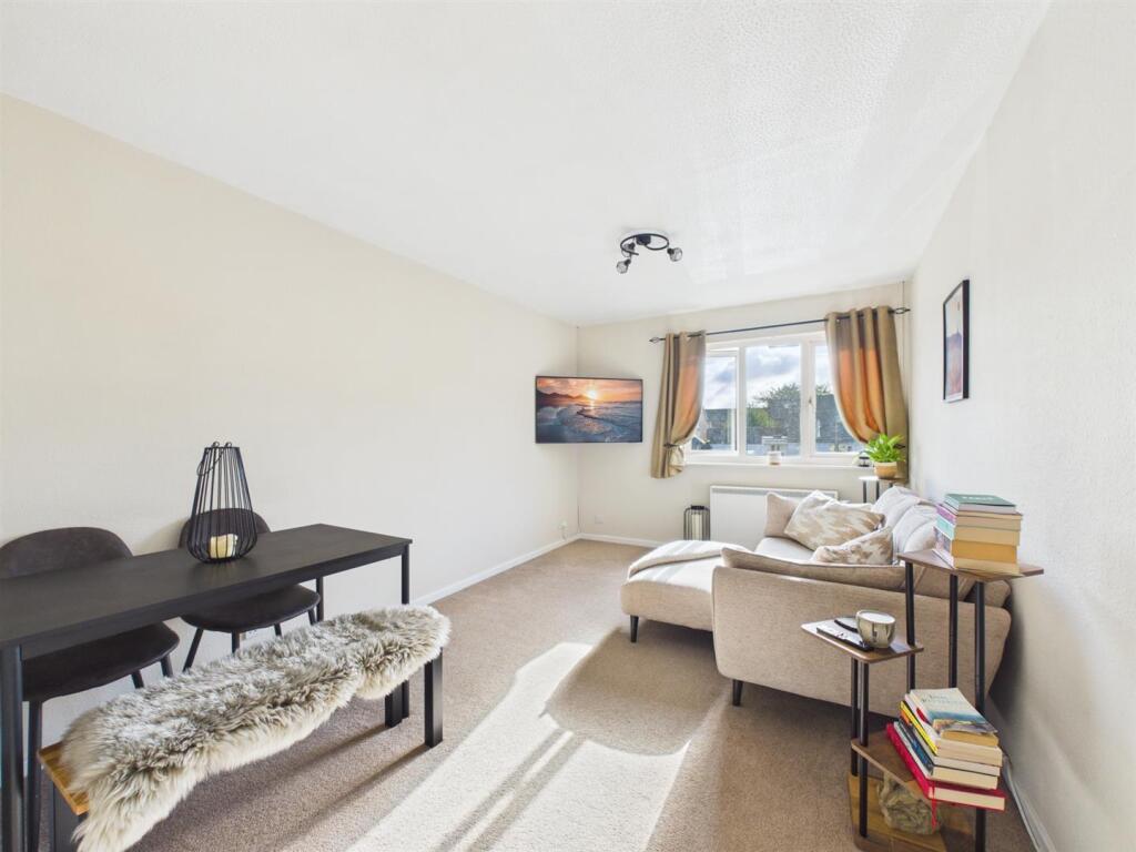 Apartment in Hemel Hempstead - View 3