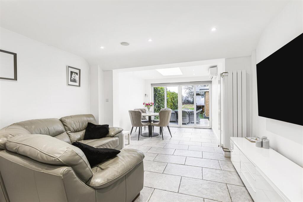 House in Hatfield, North Mymms - More