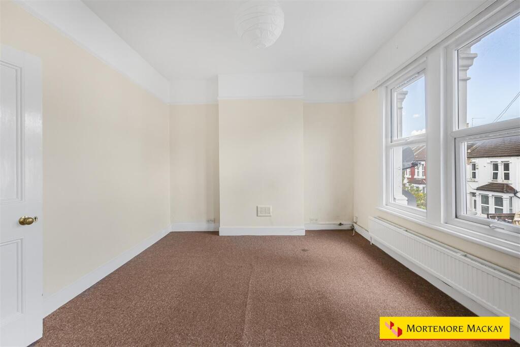 Apartment in London, Bowes Park, Palmers Green - View 2
