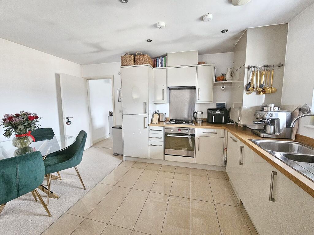 Apartment in Tunbridge Wells, Kent - More