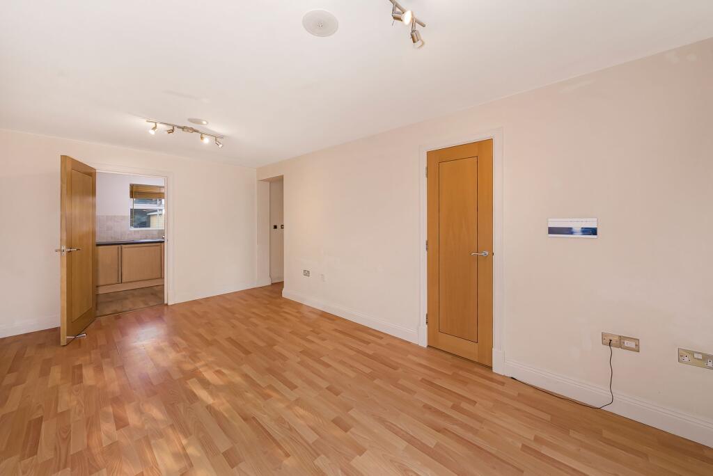 Apartment in Southend-on-Sea - View 4