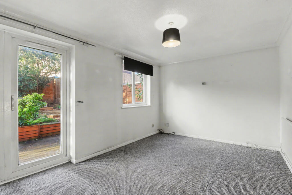 Hainault Avenue, Milton Keynes photo 3