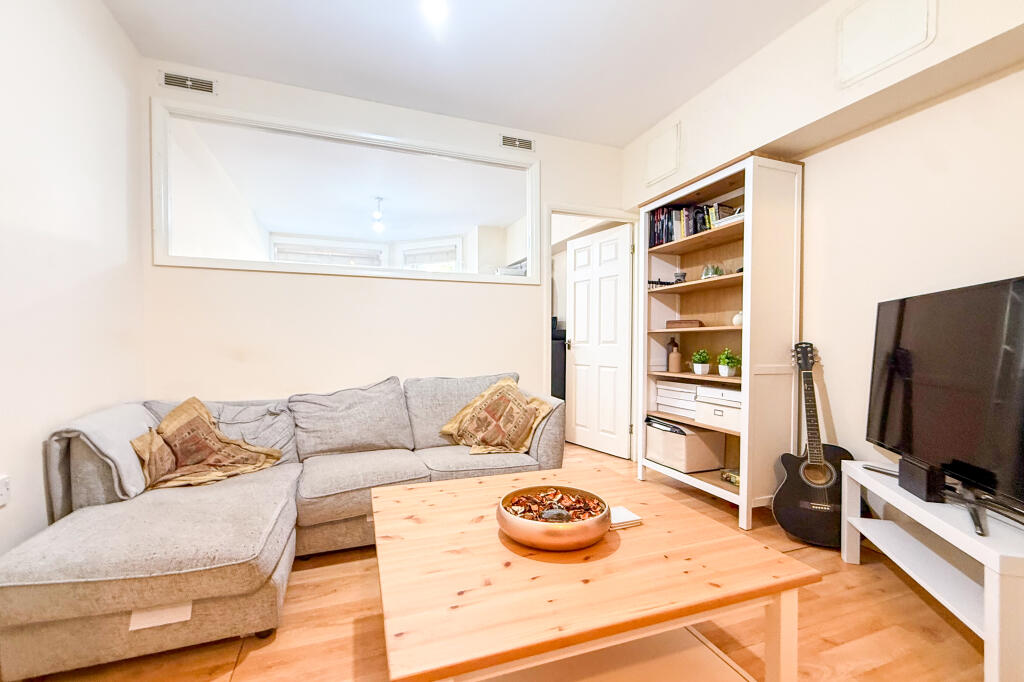 Apartment in Eastbourne, East Sussex - View 2