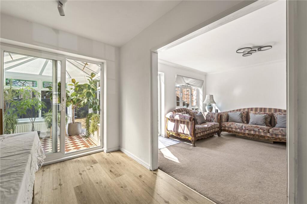 House in London, Hampton - View 4