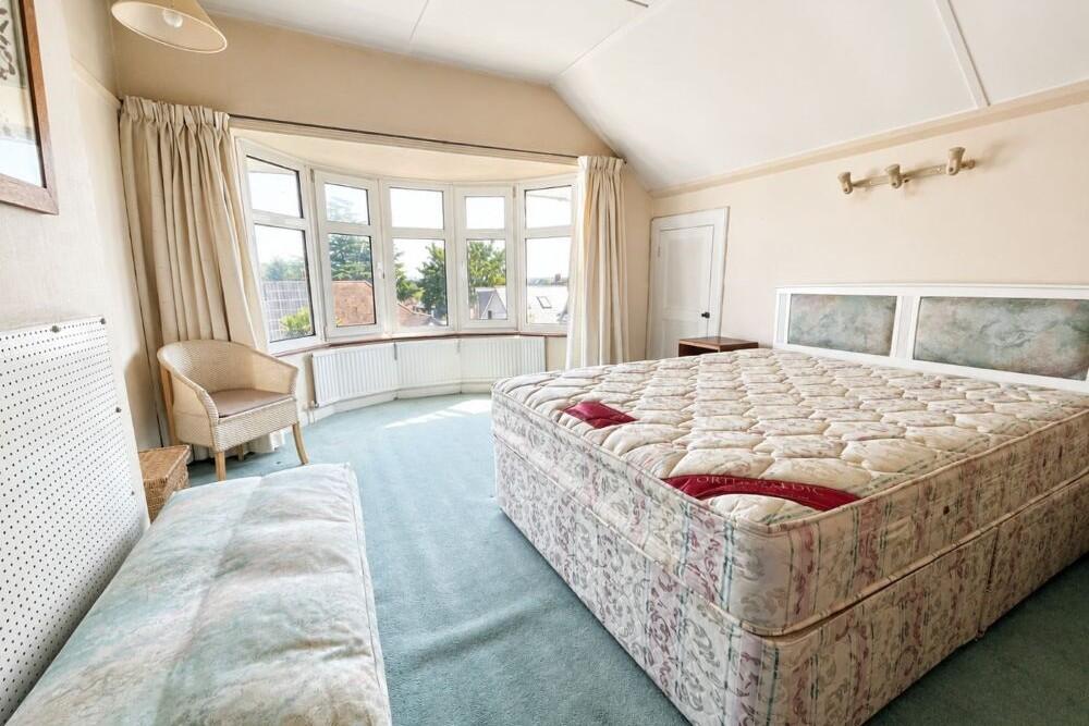 House in Dartford - More