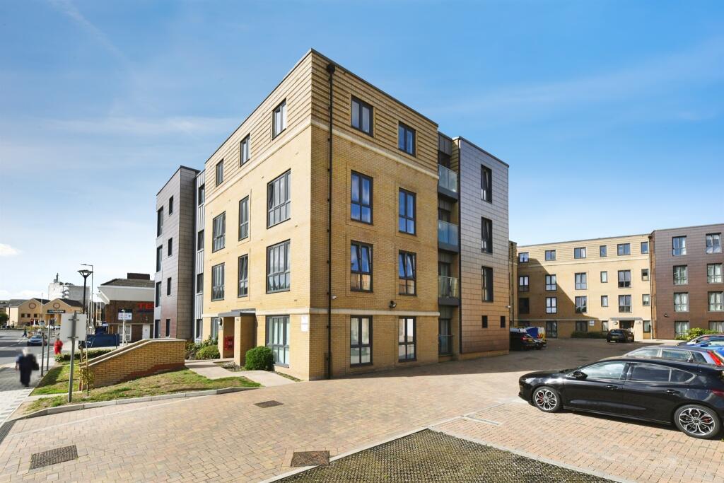 2-bed flat on Springfield Road, Chelmsford, £82,500