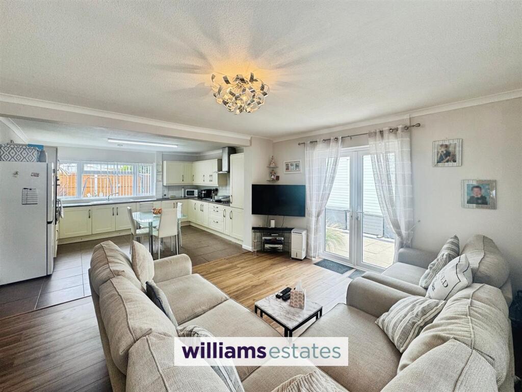 First Avenue, Prestatyn, LL19 photo 2