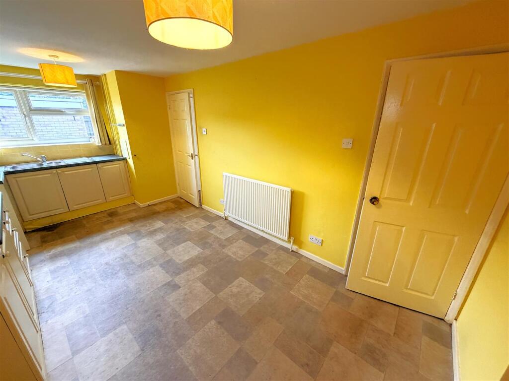 House in Northampton, North Northamptonshire - More