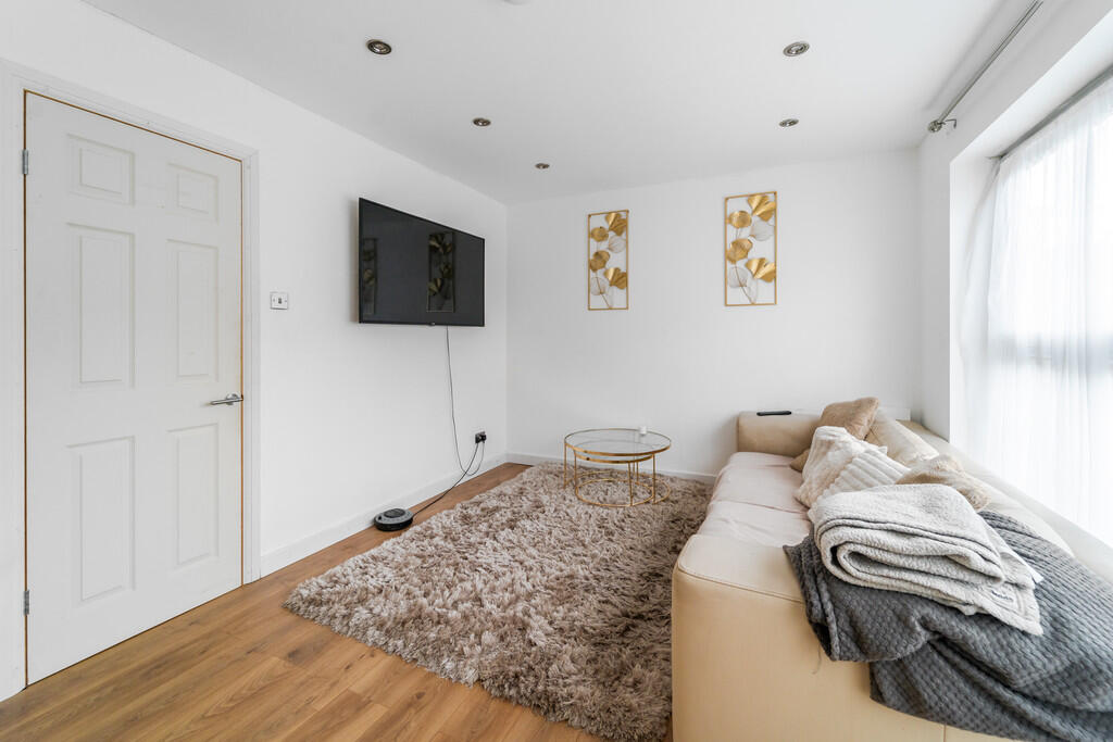 Apartment in London, Milton Gardens Estate, Stoke Newington - View 2