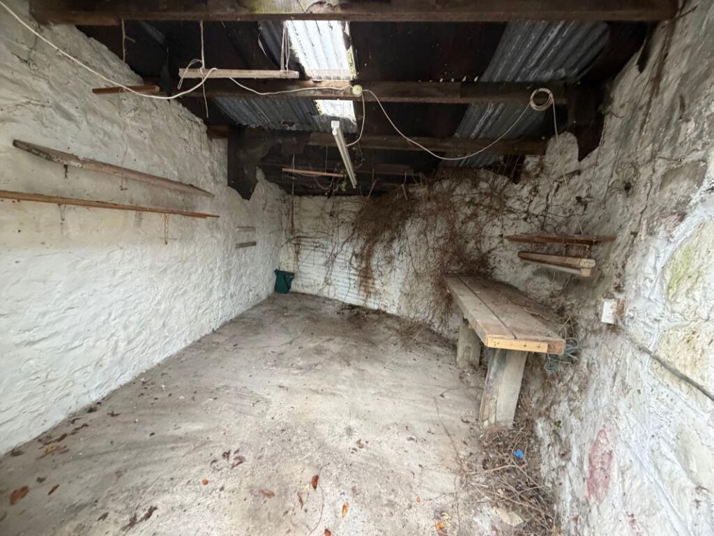 Garage next to Marlais House Duncan Street, Laugharne, Carmarthen, Dyfed, SA33 4SW photo 4