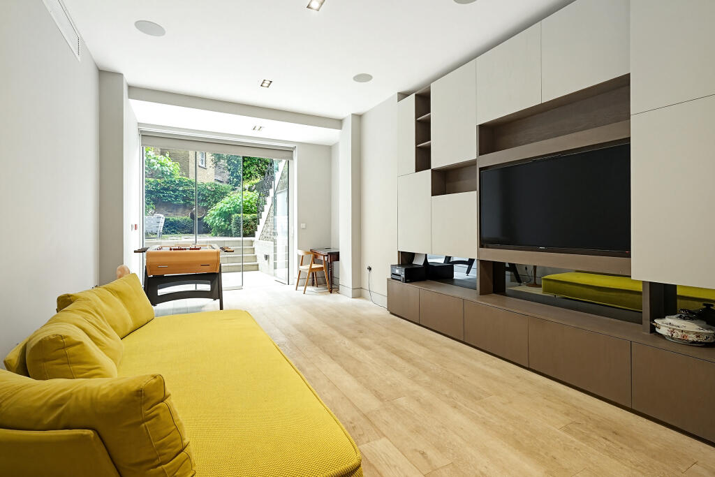 4 bedroom maisonette for rent