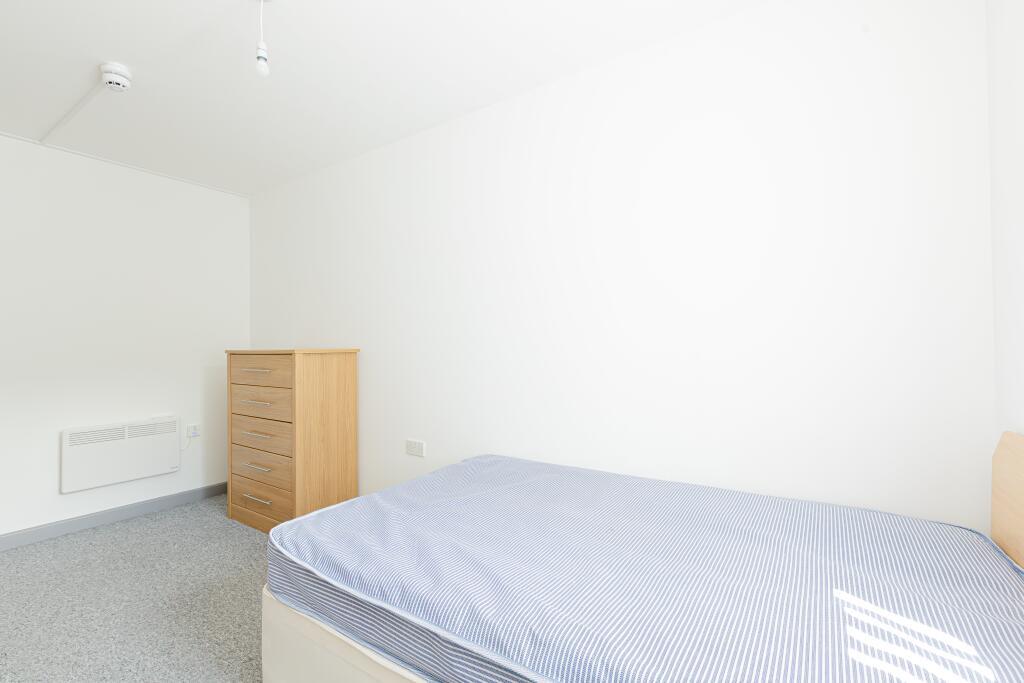 Apartment in Ipswich, California - View 5