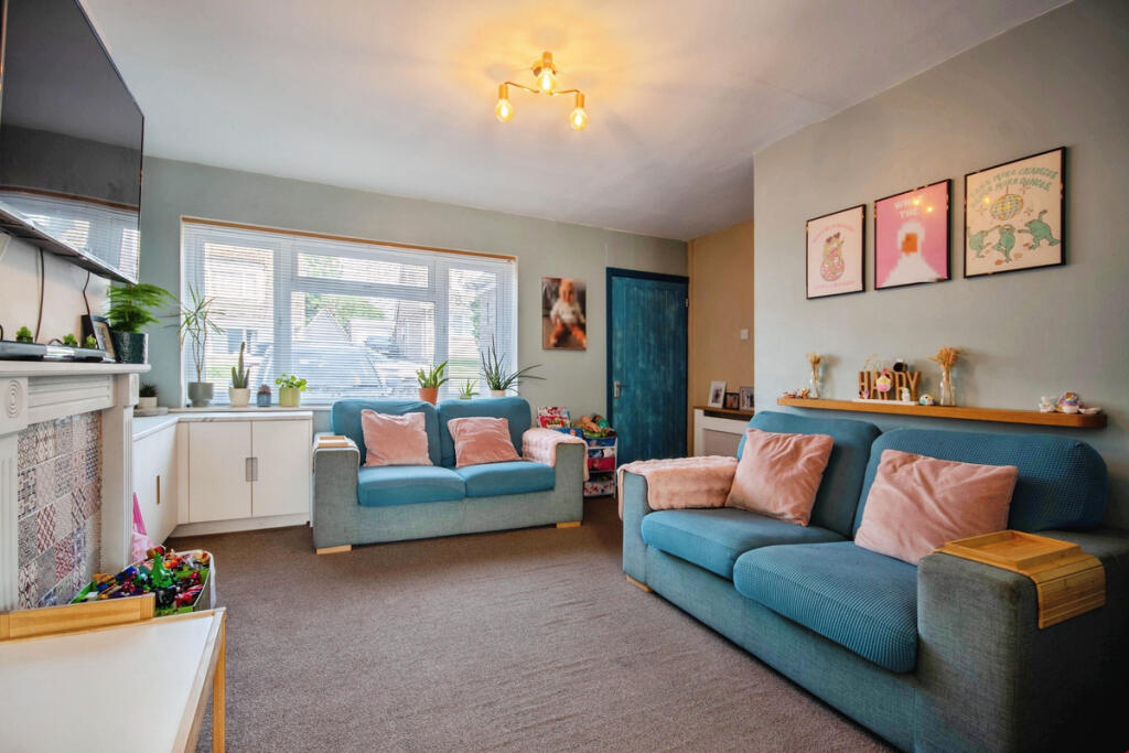 22 Hawkwood Crescent, St Johns, Worcester, WR2 6BN photo 4