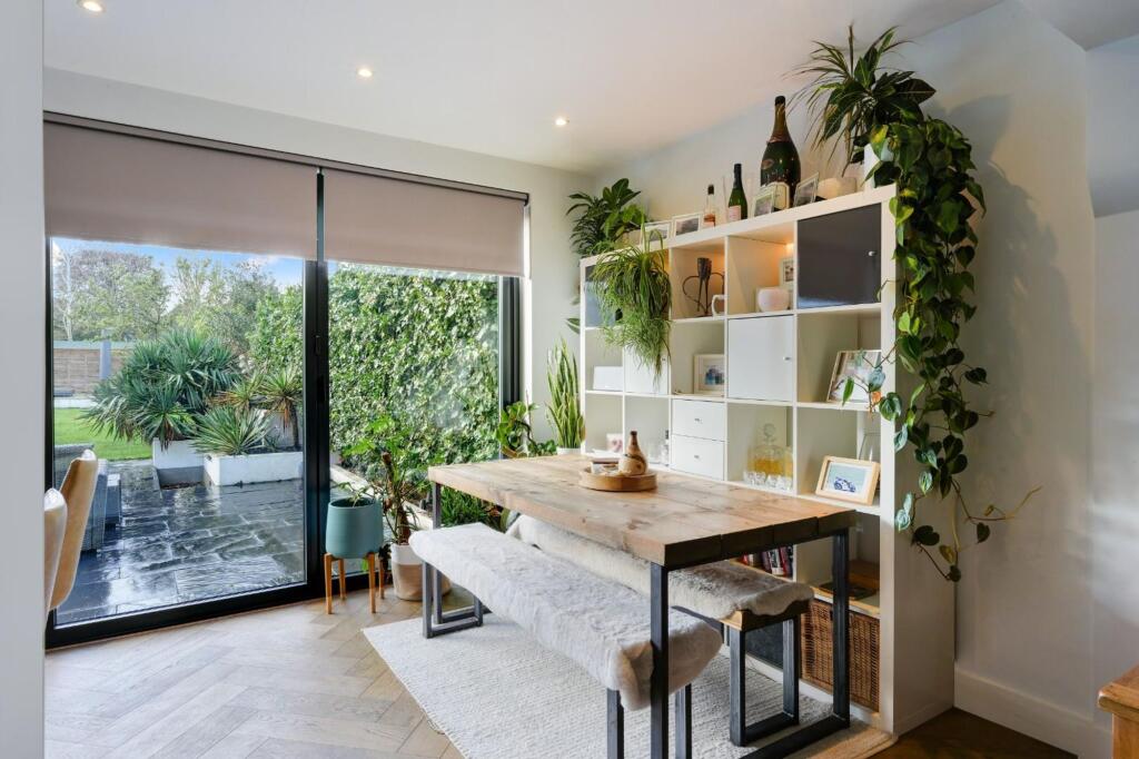 House in Epsom, Stoneleigh - More