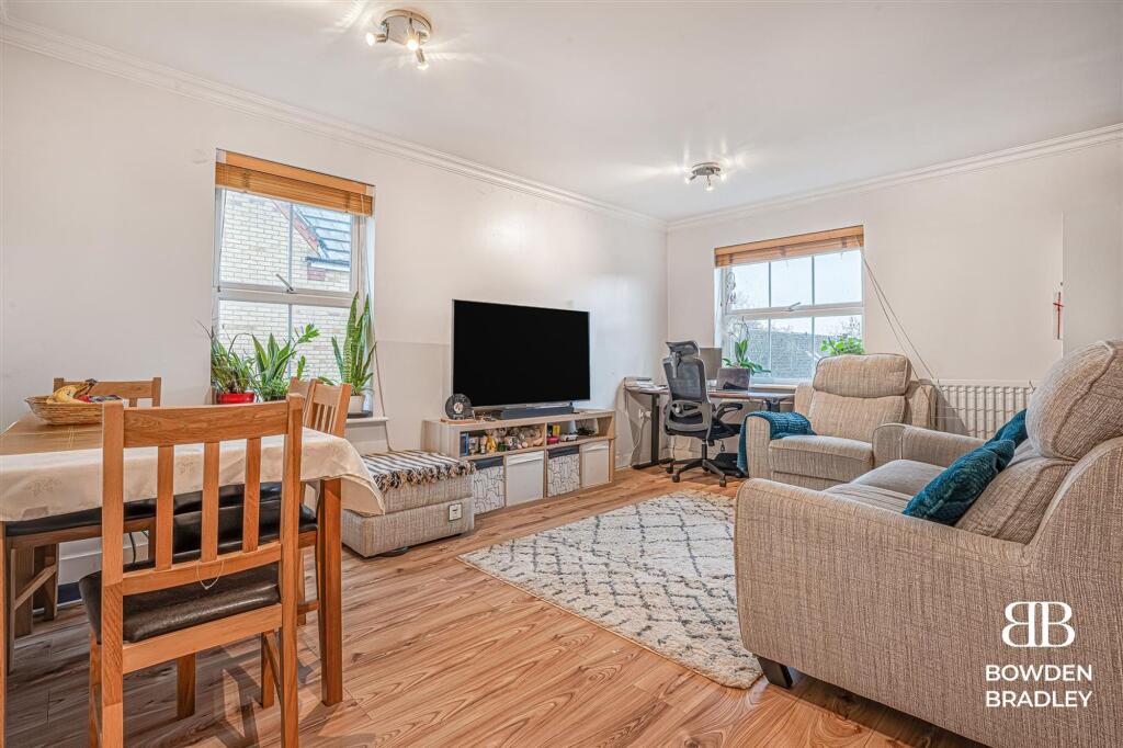 Apartment in Romford - View 3