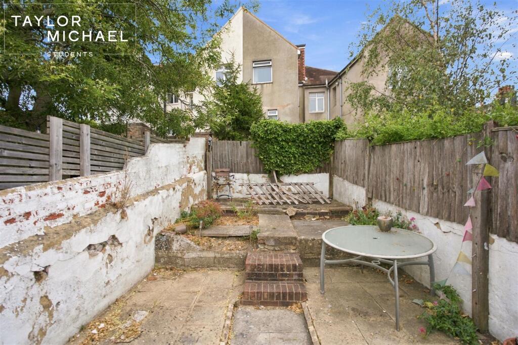 6 bedroom terraced house for rent