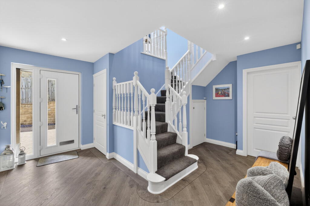 Carr View Road, Hepworth, Holmfirth, West Yorkshire, HD9 1HX photo 4