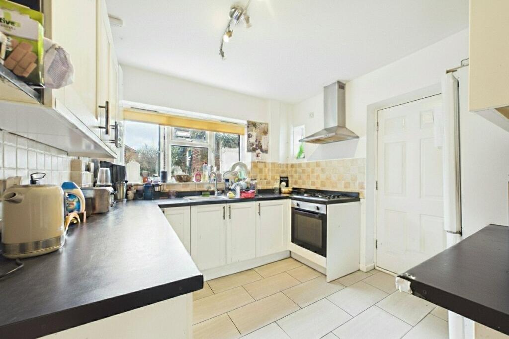 Larchfield Road, Maidenhead, Berkshire, SL6 photo 4