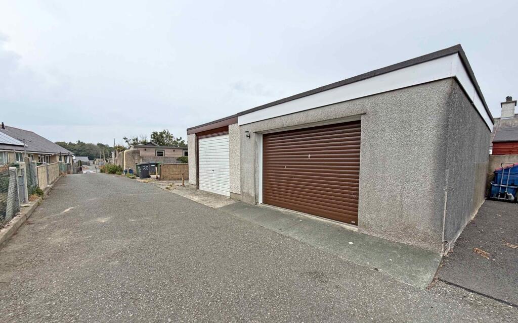House in Amlwch, Porth Amlwch - More