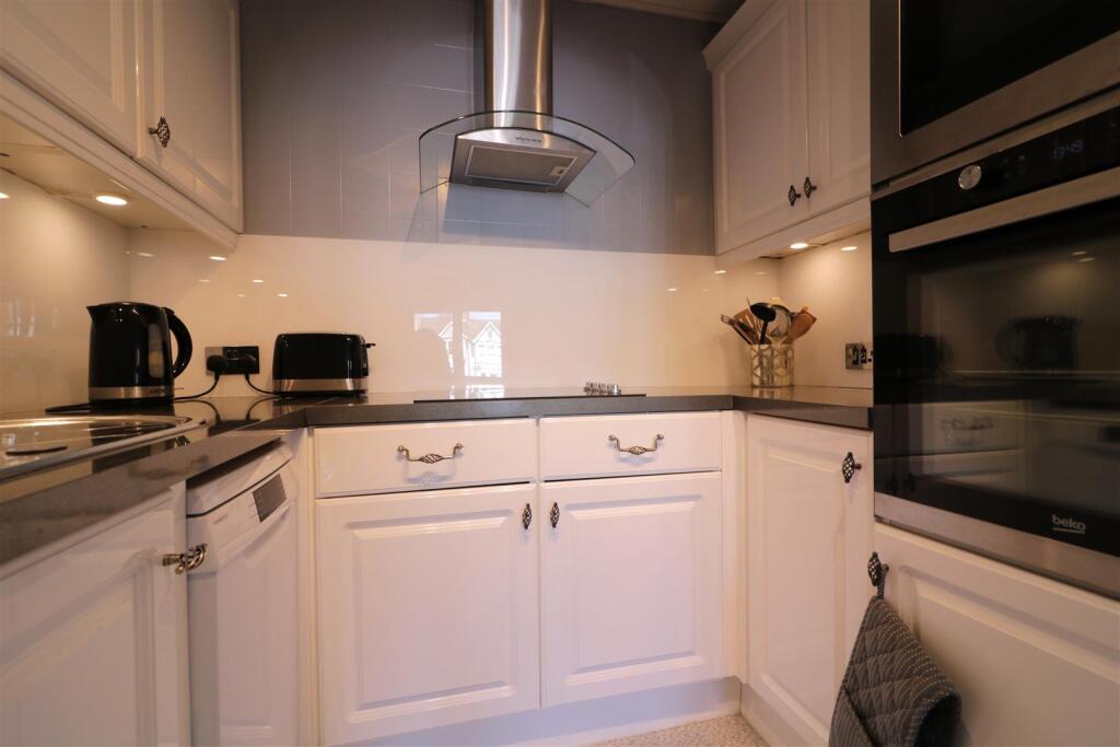 Apartment in Southend-on-Sea - View 4