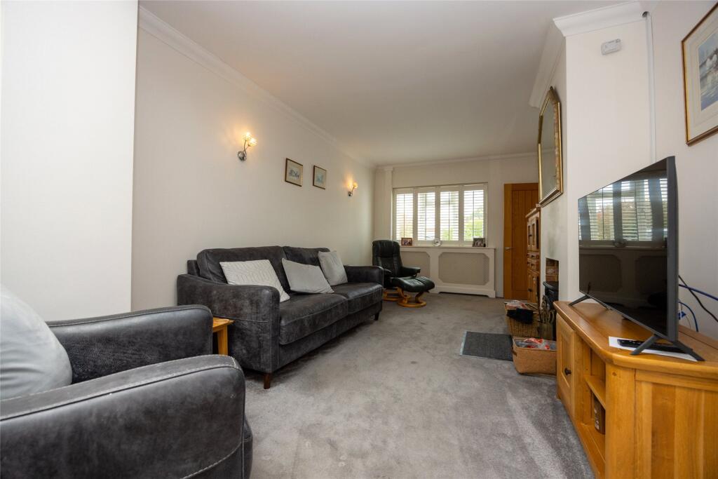 House in Guildford, Worplesdon - More