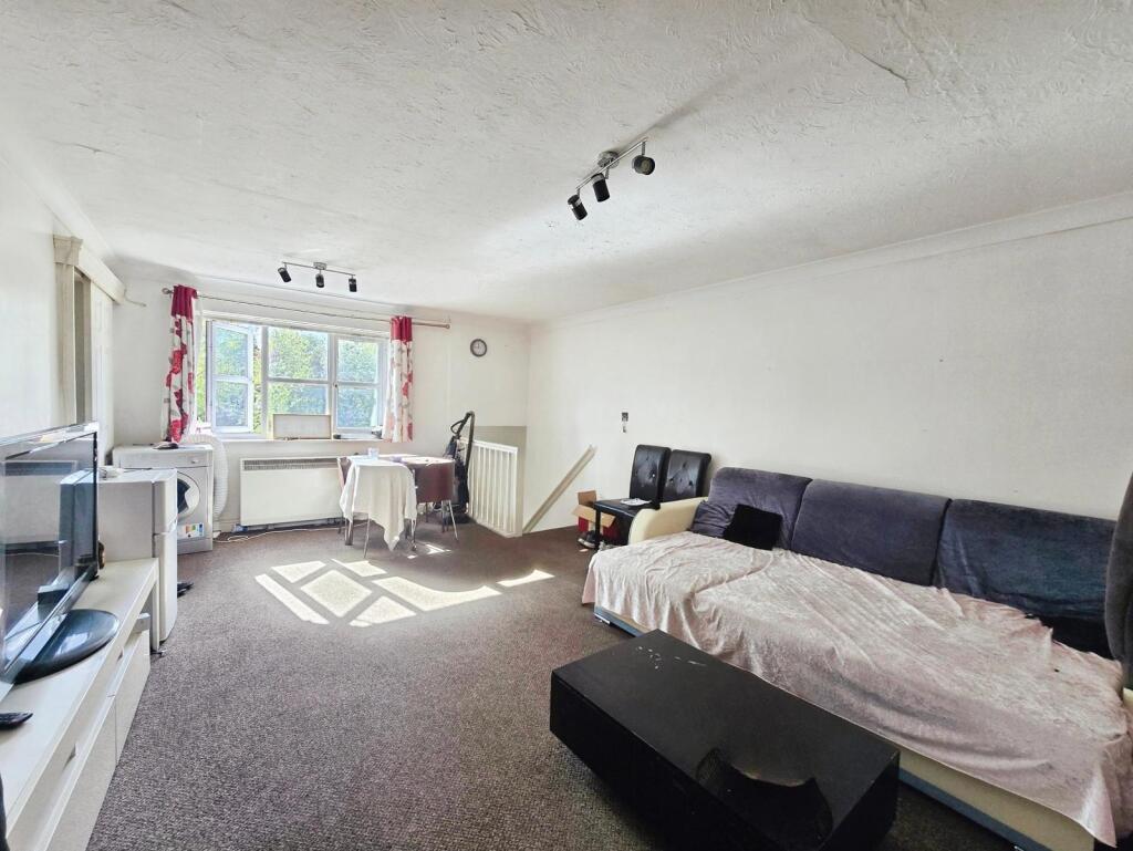 Apartment in Farnham, Tongham - View 5