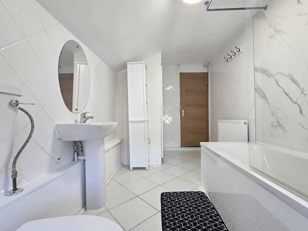 House in Northampton, West Northamptonshire - View 5