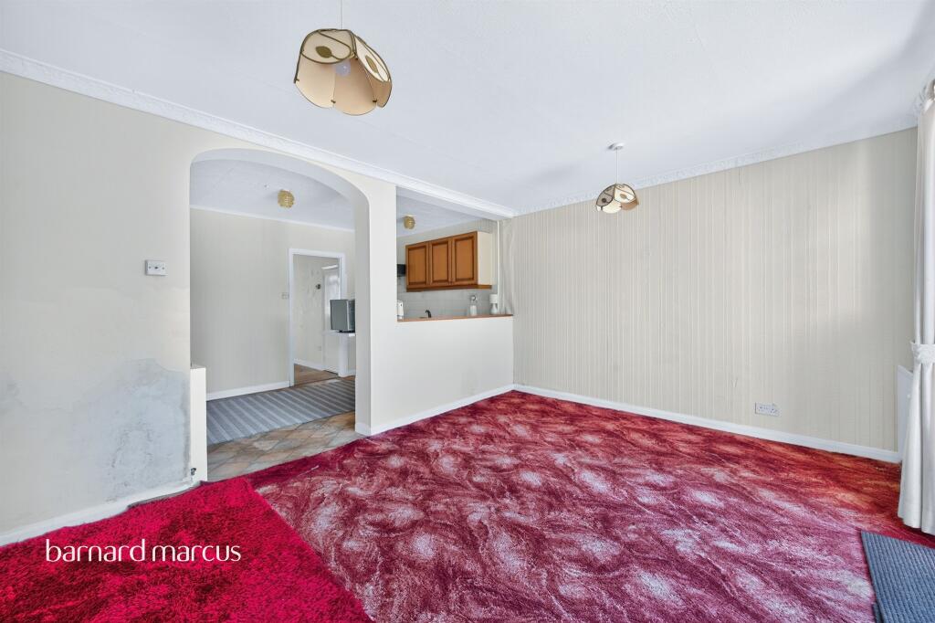House in Worcester Park, The Hamptons - More